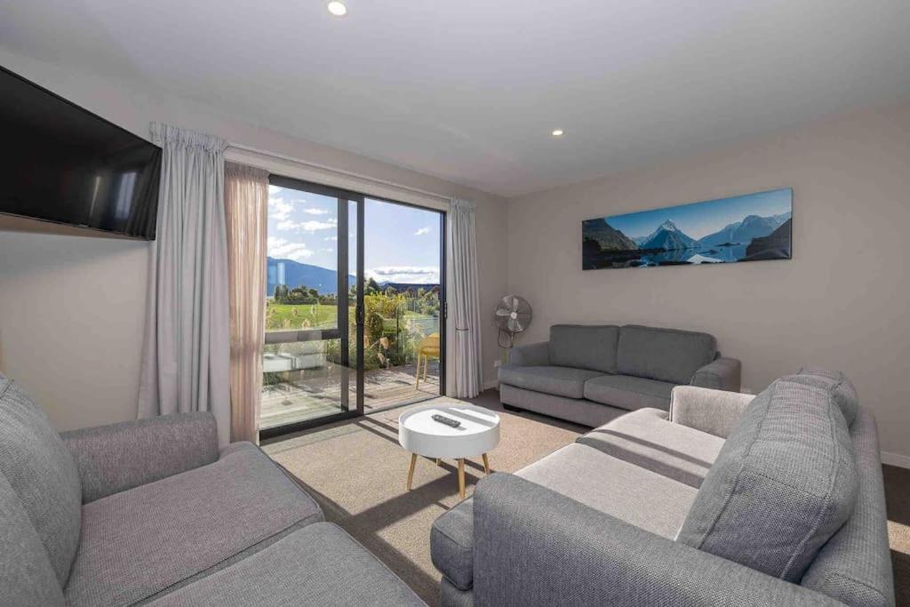 Great Views From New 2 Bedroom Apartment Te Anau Exterior foto